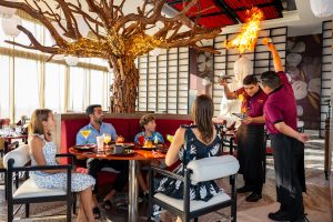 family-dining-at-dao-restaurant-in-cancun