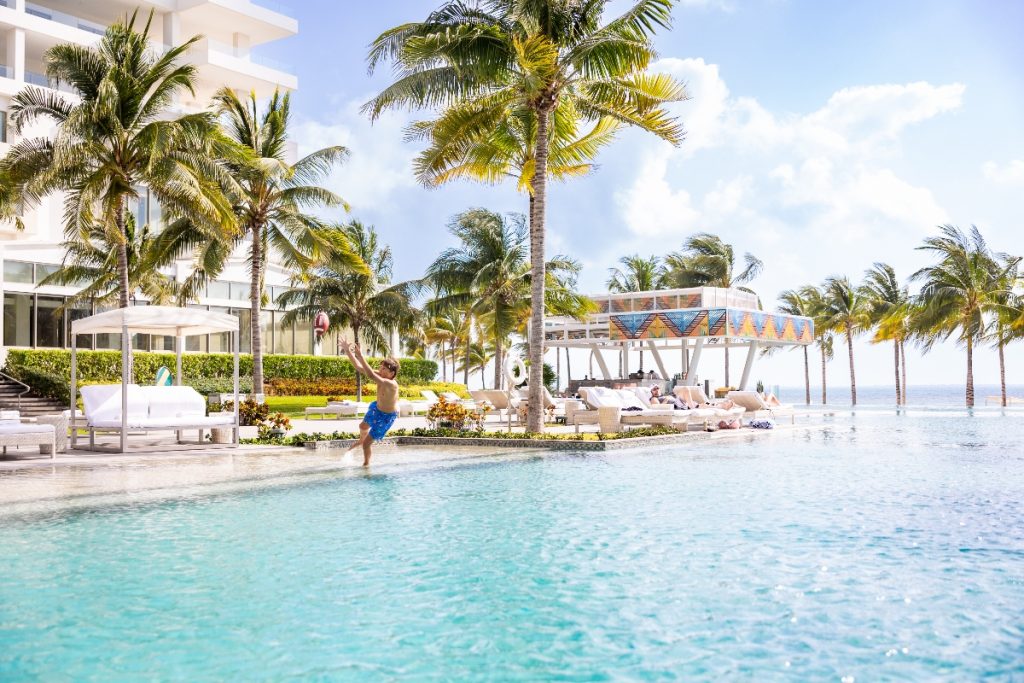 family-at-cancun-pool